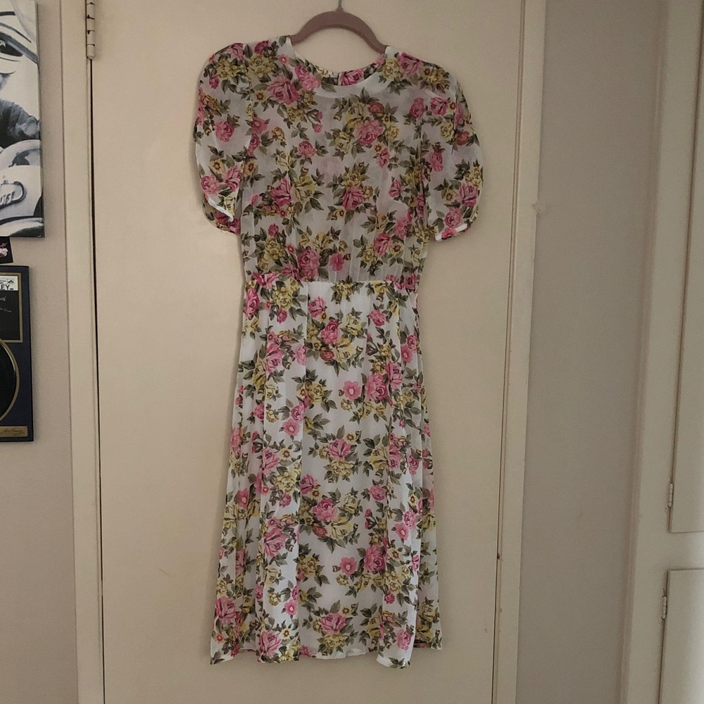 Floral Pink & White Midi Dress! Short Sleeve! Woven sheer! Lined skirt! M